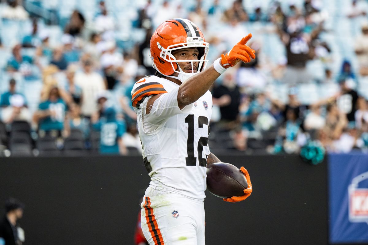 Denzel Boston célèbre son TD face aux Jaguars