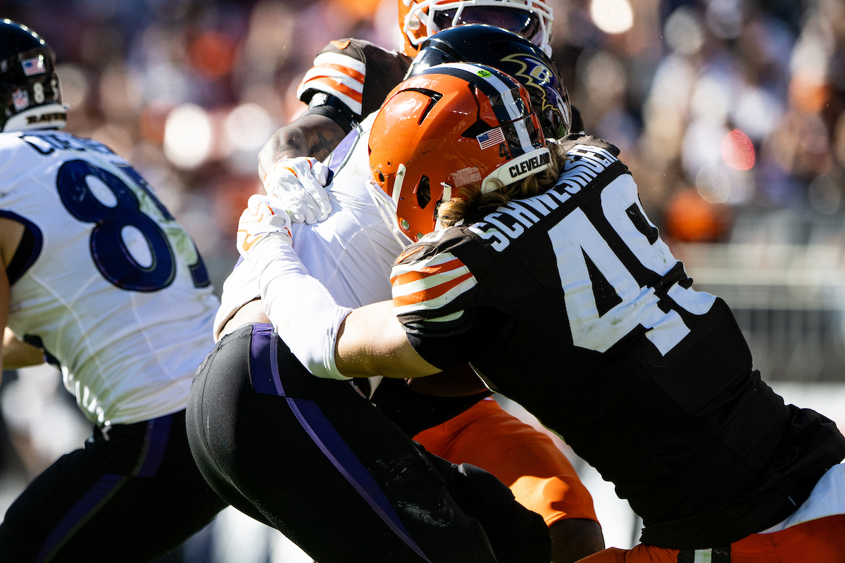 Carson Schwesinger force le fumble sur Derrick Henry